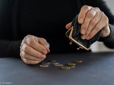 pénzérméket önt egy ember az asztalra