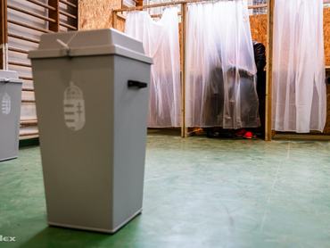 szavazás urna terem