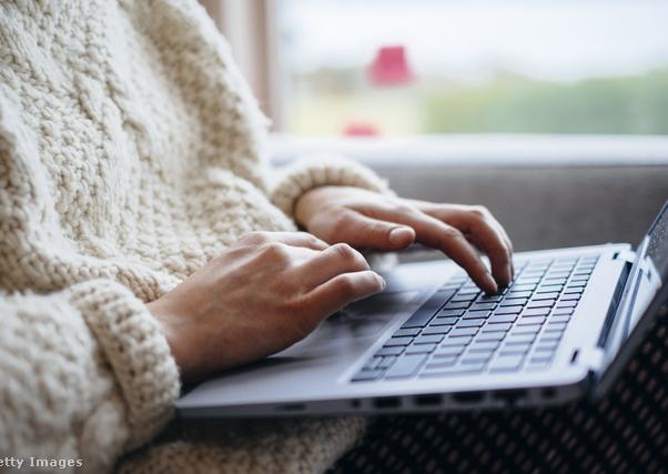 egy np a laptopján dolgozik a szobában