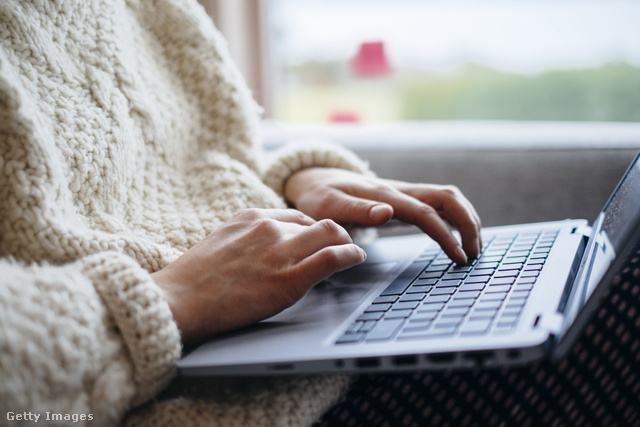 egy np a laptopján dolgozik a szobában