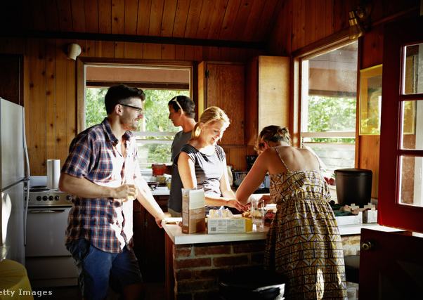 négy ember a konyhában főz