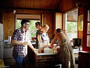 négy ember a konyhában főz