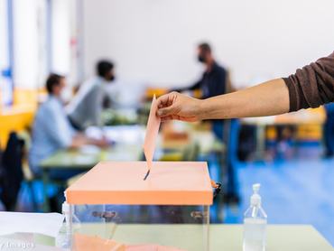 Nő szavazatot ad le a szavazóurnába