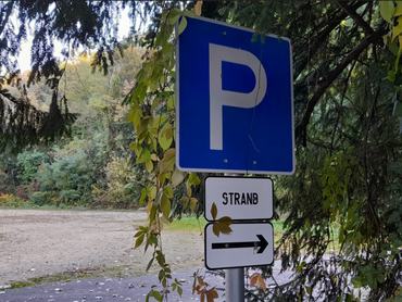 parkolóra figyelmeztető tábla a fa alatt