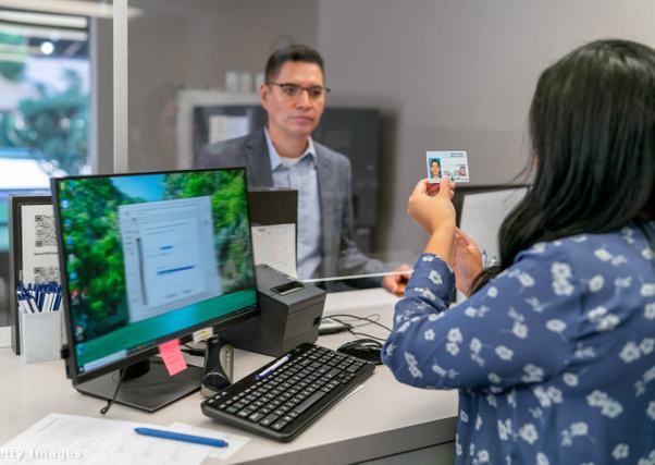 kormányablakban férfi jogosítvány ügyintéző nő