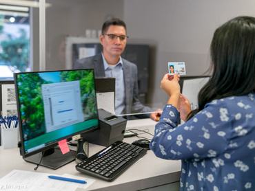 kormányablakban férfi jogosítvány ügyintéző nő