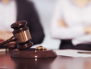 bírói kalapács az asztalon