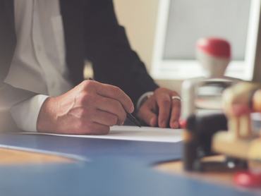 bélyegző papír szavazás asztal toll kéz