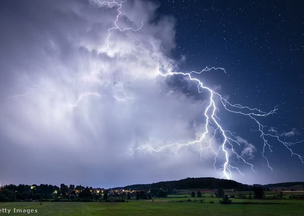 Villám csap bele a mezőbe, mellette kivilágosodik az ég