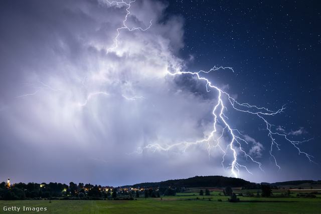 Villám csap bele a mezőbe, mellette kivilágosodik az ég