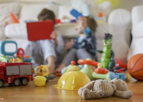gyerekjátékok szétszórva a földön