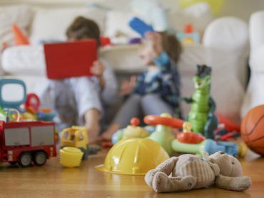 gyerekjátékok szétszórva a földön