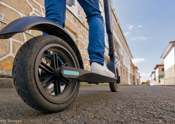 elektromos rolleren egy férfi lába