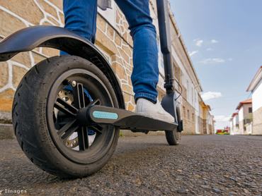 elektromos rolleren egy férfi lába