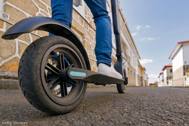 elektromos rolleren egy férfi lába