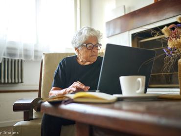 nyugdíjas számítógép asztal nappali