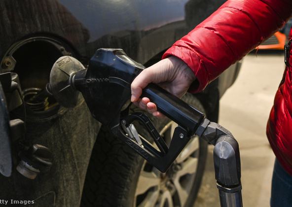 benzinkúton tankol az autóba egy ember