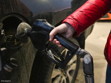 benzinkúton tankol az autóba egy ember