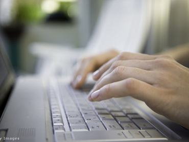 női kéz lakkozott körömmel gépel