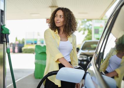 benzinkúton tankolás nő autó