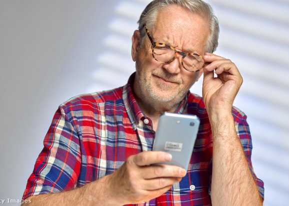 telefon szemuveges férfi keze
