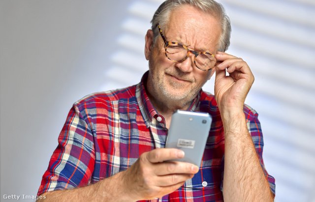 telefon szemuveges férfi keze