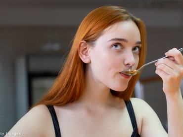 fiatal lány kanállal kóstol