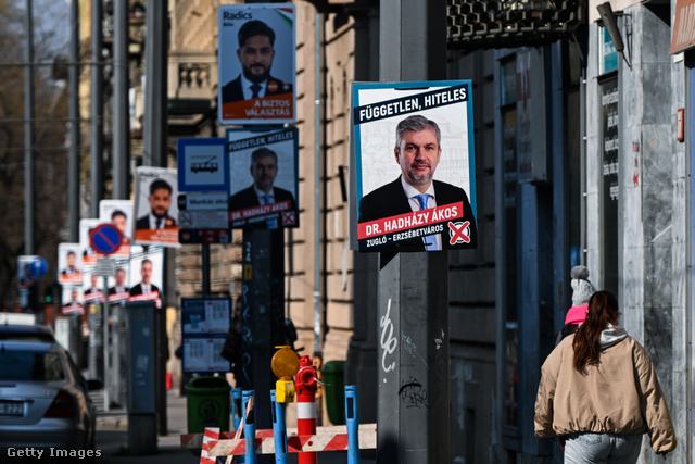 választási plakátok a lámpaoszlopokon Budapest egyik utcájában.