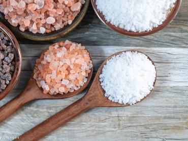 Többféle só tálakban és fakanalakban