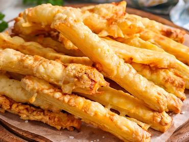 3 hozzávalós, ropogós sajtos rúd: egyszerűbb nem is lehetne