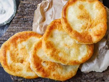 Házi lángos air fyerben sütve, olaj nélkül: kívül ropogós, belül puha