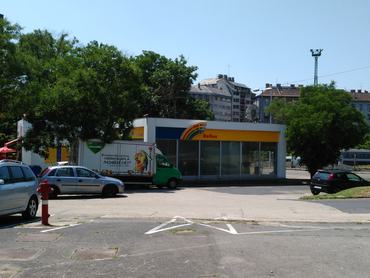 autómosó előtt parkoló kocsik