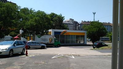 autómosó előtt parkoló kocsik