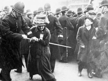 Egy rendőr megpróbálja elvenni egy szüfrazsettől a transzparensét a Fekete Pénteken, 1910-ben Londonban