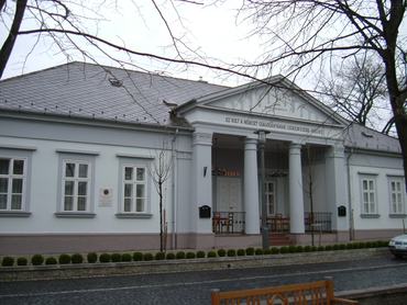 Blaha Lujza balatonfüredi villája napjainkban, szürke, oszlopos klasszicista épület