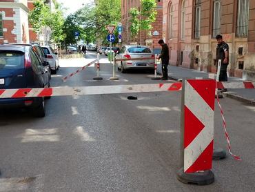 Beszakadt úttest a 8. kerületi Bezerédj utca 13. előtt Budapesten.