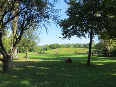 Városligetben emberek piknikeznek a füvön