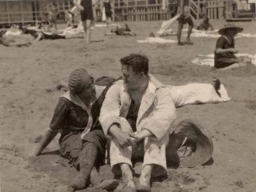 Csortos Gyula és felesége, Bamberger Friderika ülnek a strandon, a földön