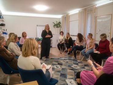 Nádai Réka játékos tréner, kommunikációs szakember csapatépítőt tart