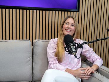Tóth Réka Ibolya podcaststúdióban