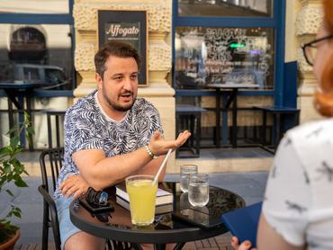 Kovács Krisztián író interjút ad