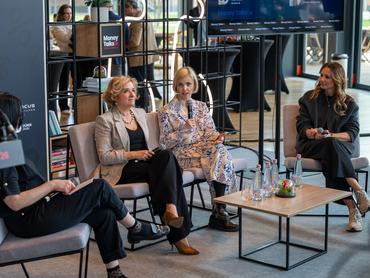 Tomán Szabina, Feller Adrienne és Szalai Dóra Maróy Krisztinával beszélget a Money Talks '26 konferencián