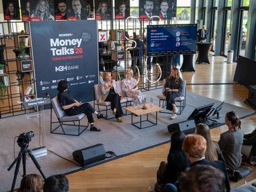 Tomán Szabina, Feller Adrienne és Szalai Dóra Maróy Krisztinával beszélget a Money Talks '26 konferencián