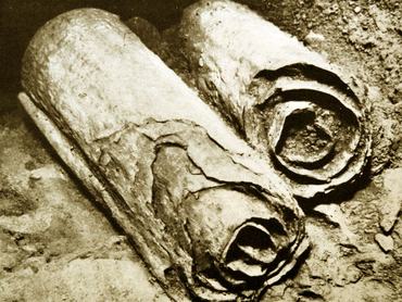 1947-es ásatás a Holt-tengeri tekercsekhez kapcsolódóan, egy 981 szöveget tartalmazó gyűjtemény, amelyet 1946 és 1956 között fedeztek fel a ciszjordániai Khirbet Qumran területén. A tekercseket a Holt-tenger északnyugati partjától körülbelül egy mérföldre, barlangokban találták meg a szárazföld belsejében. (Fotó: Photo12/Universal Images Group via Getty Images)