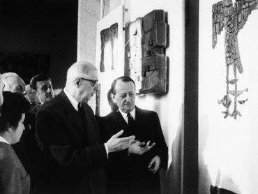 De Gaulle tábornok és kulturális minisztere, André Malraux a Bourges-i Kulturális Központ megnyitóján beszélgetnek a Képzőművészeti Főiskola hallgatóinak alkotásai előtt.