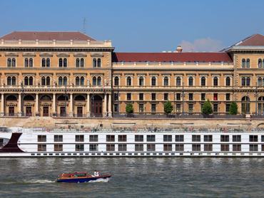 A Budapesti Corvinus Egyetem Fővám téri főépülete a Duna partján.