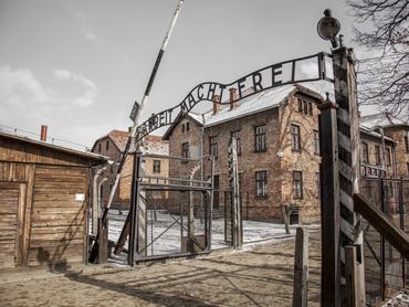 az auschwitzi koncentrációs tábor kapuja arbeit mach frei felirattal