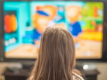 Kislány a tévét bámulja