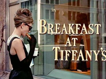 NEW YORK – október 5.: a „Breakfast at Tiffany’s” című film, Blake Edwards rendezésében, Truman Capote regénye alapján. A képen Audrey Hepburn látható Holly Golightly szerepében a nyitójelenetben, amint megáll a Tiffany ékszerüzlet előtt New York Cityben. A film eredeti mozis bemutatója 1961. október 5-én volt. Képernyőkép. Paramount Pictures. (Fotó: CBS via Getty Images)