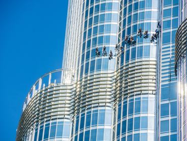 A dubaji Burzsd Kalifa ablaktisztítása